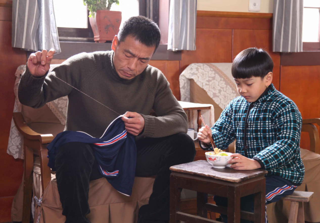 回顾王挺为父母离异落泪给父亲还千万巨债40岁才与家人和解