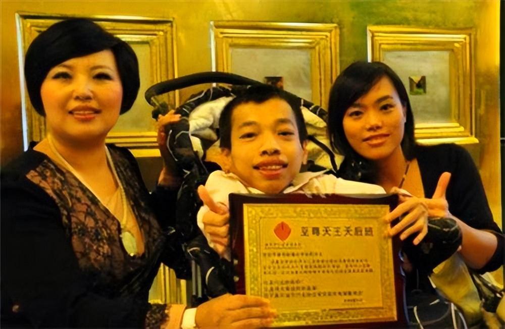 回顾广东小伙李创利身高80厘米身价过亿娶美娇妻如今怎么样了