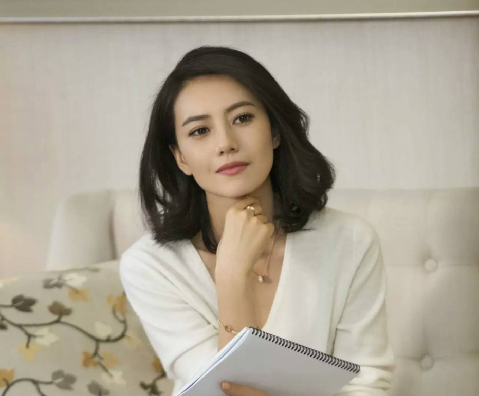 成为演员后的高圆圆,最大的矛盾就是要和根本不认识的演员合作,但熟悉