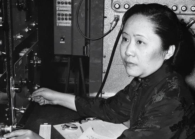 她24岁留学,32岁搞原子弹,48年后归国捐出25万,选择落叶归根