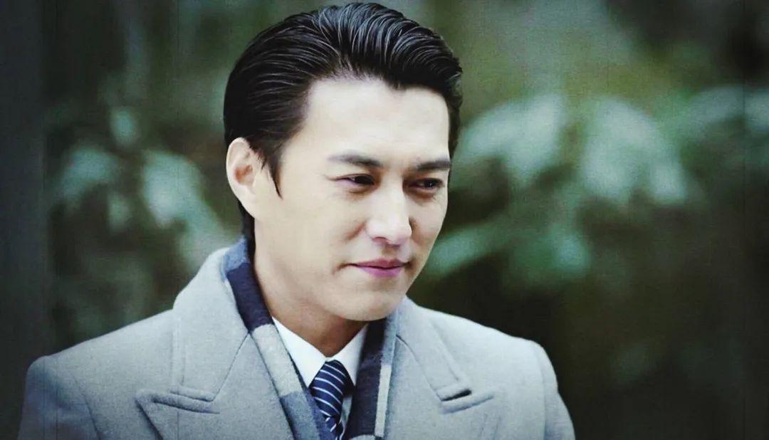 回顾一级演员靳东出道30年零绯闻与二婚李佳结婚至今恩爱如初