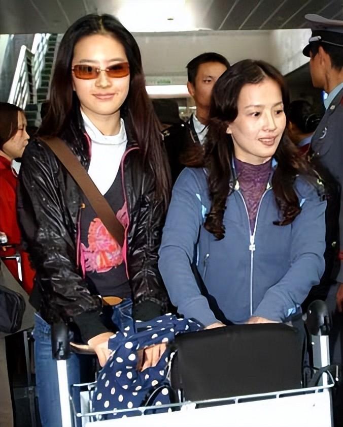 回顾刘亦菲的妈妈刘晓莉两婚两离至今单身长得比女儿还美