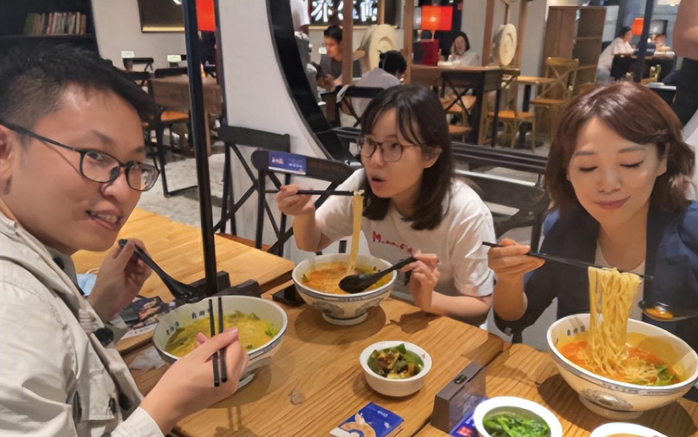 回顾主持人劳春燕和丈夫婚后分居多年孕期还在主持她过得幸福吗