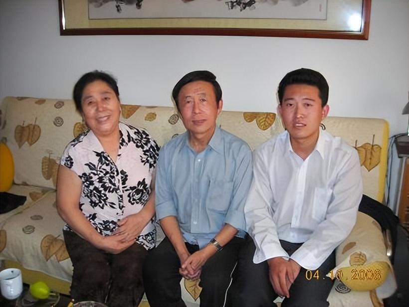 回顾艺术家田连元晚年痛失公务员儿子他和老伴将儿媳当女儿