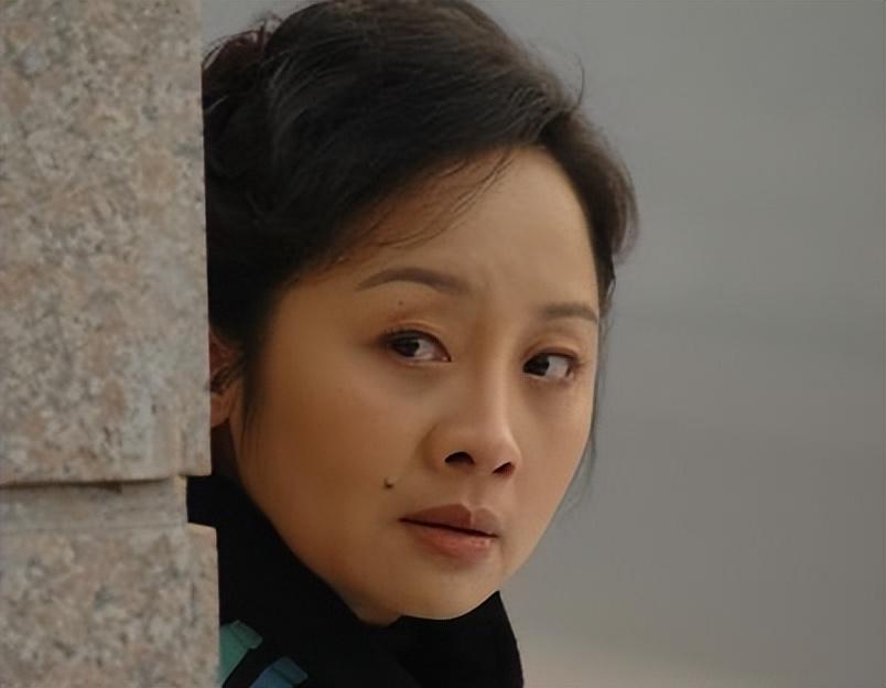 回顾唐静前夫和秦海璐结婚独自陪儿子长大如今的选择令人泪目
