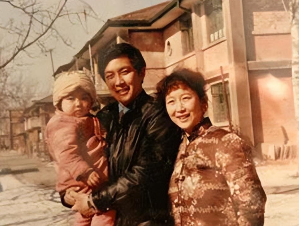 回顾演员壮丽嫁唐国强婚后连生两子如今一家五口幸福美满