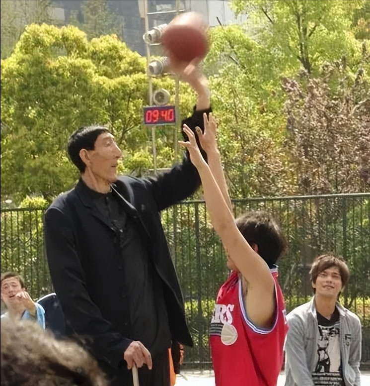 每次跑步的时候,尽管鲍喜顺非常拼命,但因为身高原因,再加上风湿病,让