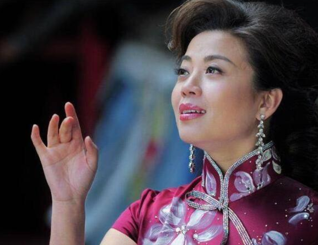 回顾歌唱家张也父亲去世那天和母亲抱头痛哭54岁单身无子女