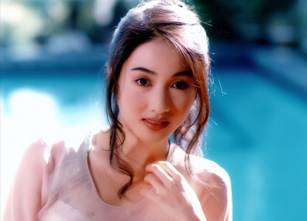 回顾黎姿嫁给大15岁的残疾丈夫生下三个女儿现婚姻状况如何