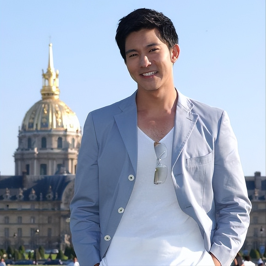 立威廉家境贫寒但是演得霸总无法超越的还有立威廉,他的贵气小鲜肉们