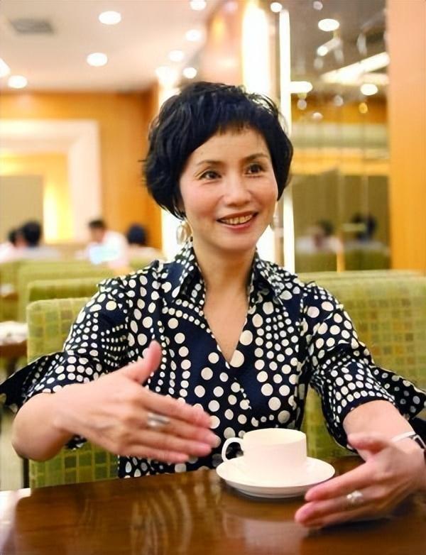 回顾主持人徐俐带孩子二婚遇真爱婚后28年被丈夫宠上天