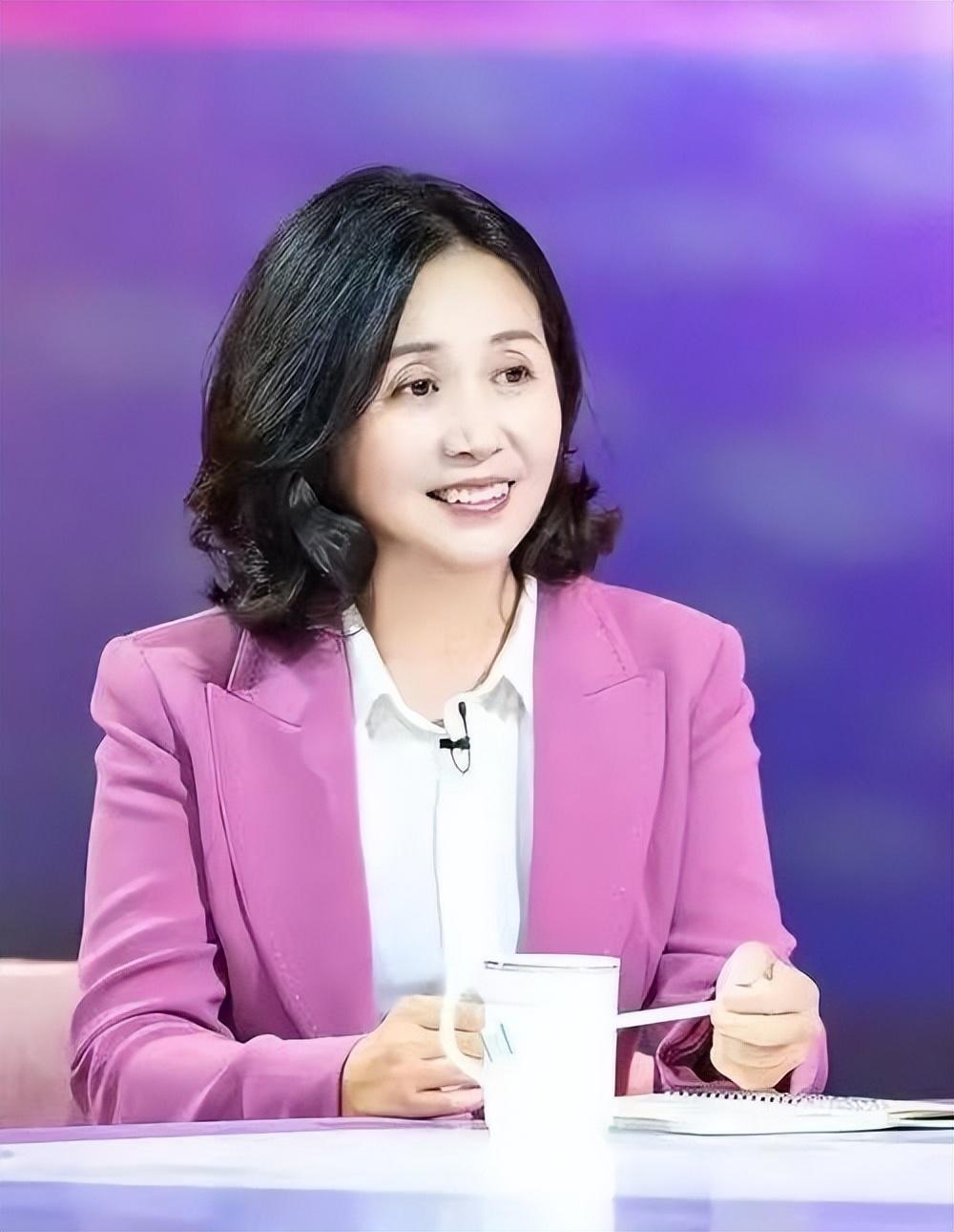 回顾情感导师黄菡:倒追初恋,结婚后恩爱32年,女儿比她还好看