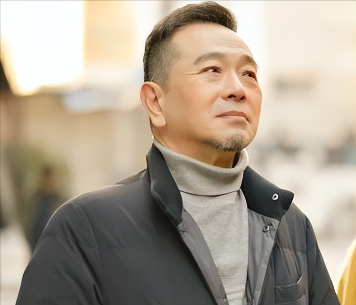 在《流金岁月》中,他和同样饰演富豪的陈道明飙戏,精彩绝伦.