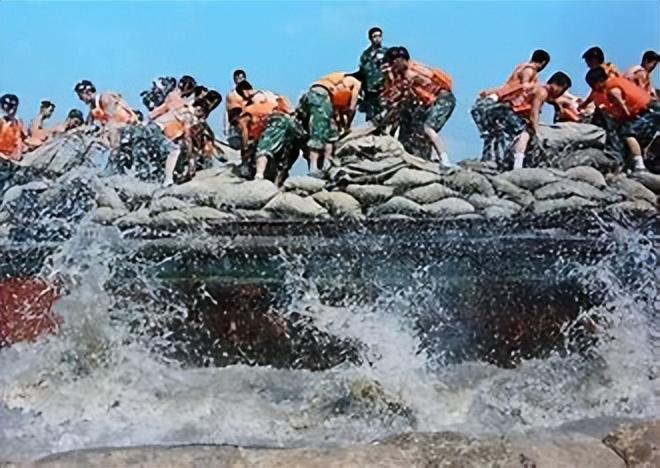 98年抗洪烈士李向群伤口感染牺牲临终前艰难询问大堤保住了没