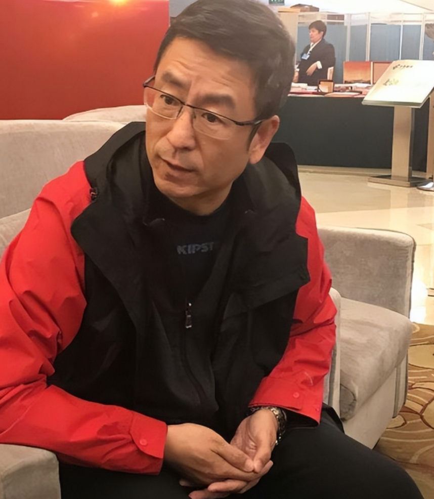 回顾央视主播白岩松:与妻子相伴30年,被病痛折磨,如今成这样