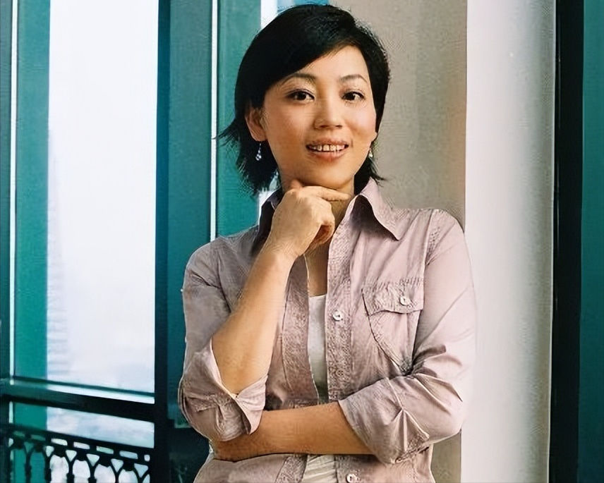 回顾主持人劳春燕和丈夫婚后分居多年孕期还在主持她过得幸福吗