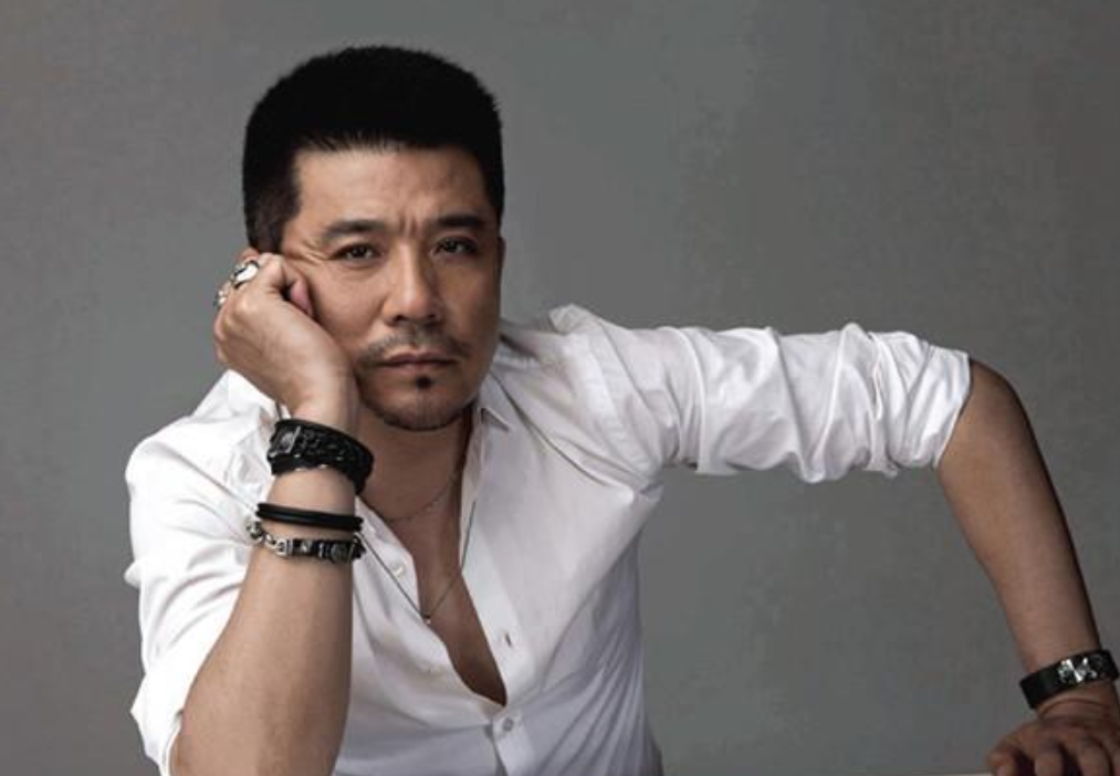 回顾戏骨孙淳娶初恋傅丽莉结婚38年无儿无女今与狗为伴也幸福