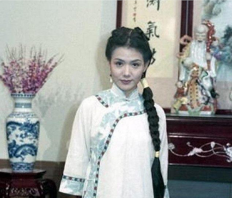 孟庭丽知道自己没有经过专业的训练所以在剧组的时候分外用功,反复
