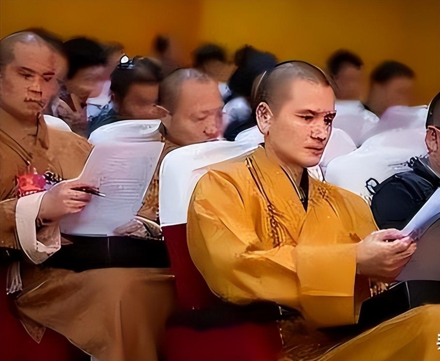 2009年29岁公务员辞职做和尚富婆豪掷400万送他法拉利求婚