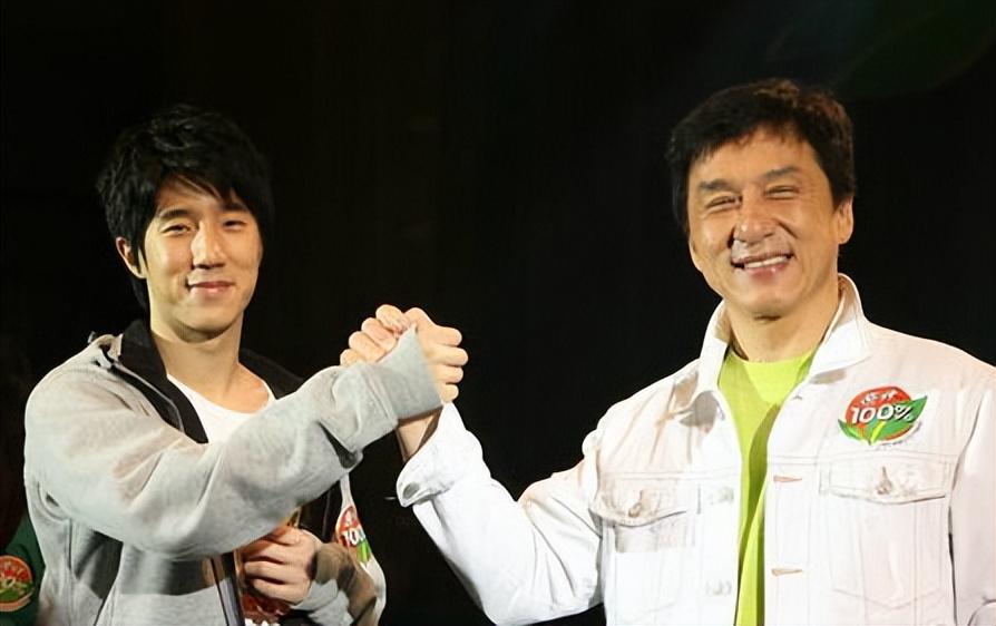 回顾吴卓林母亲是亚洲小姐父亲是巨星成龙我却成为污点