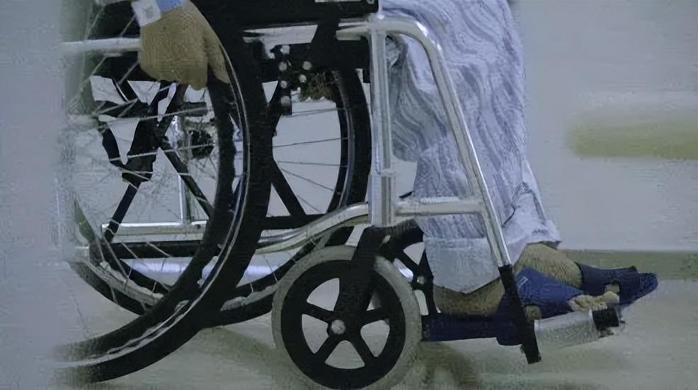 回顾折叠人李华骨头被敲断3次植入22颗钢钉如今重获新生