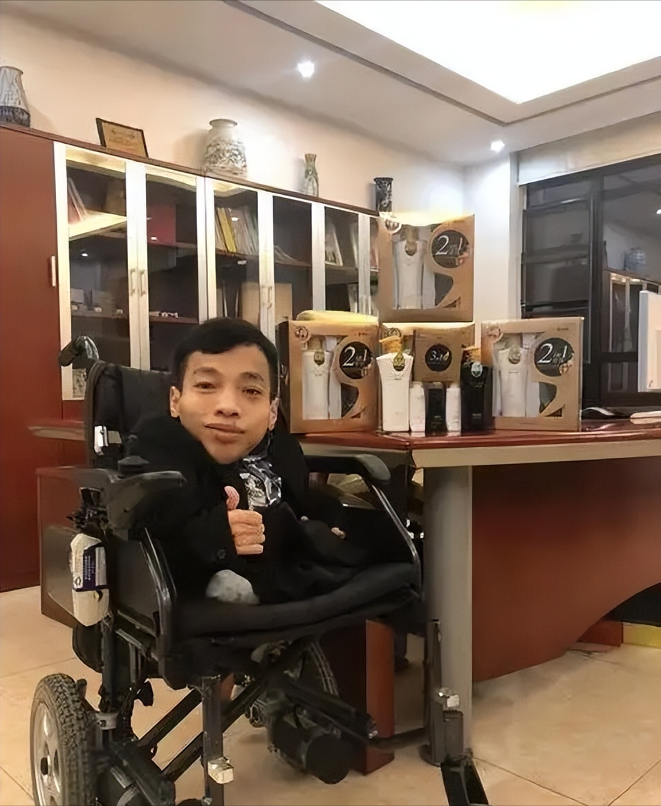 回顾广东小伙李创利身高80厘米身价过亿娶美娇妻如今怎么样了