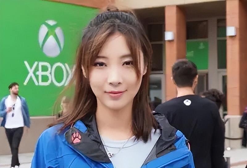 将自己的爱好当成了工作,开始在完美游戏台继续连载她的游戏解说视频