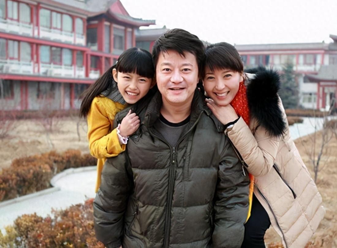 回顾闫学晶嫁大10岁二婚富商46岁高龄产女继女的选择让人泪目