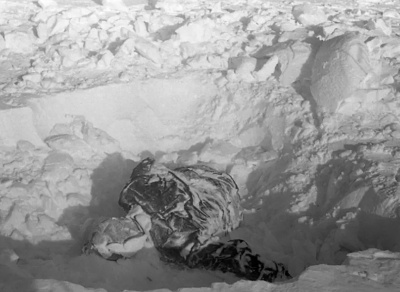 1959年9名青年登山死亡相机留奇怪照片事故档案被当绝密封存