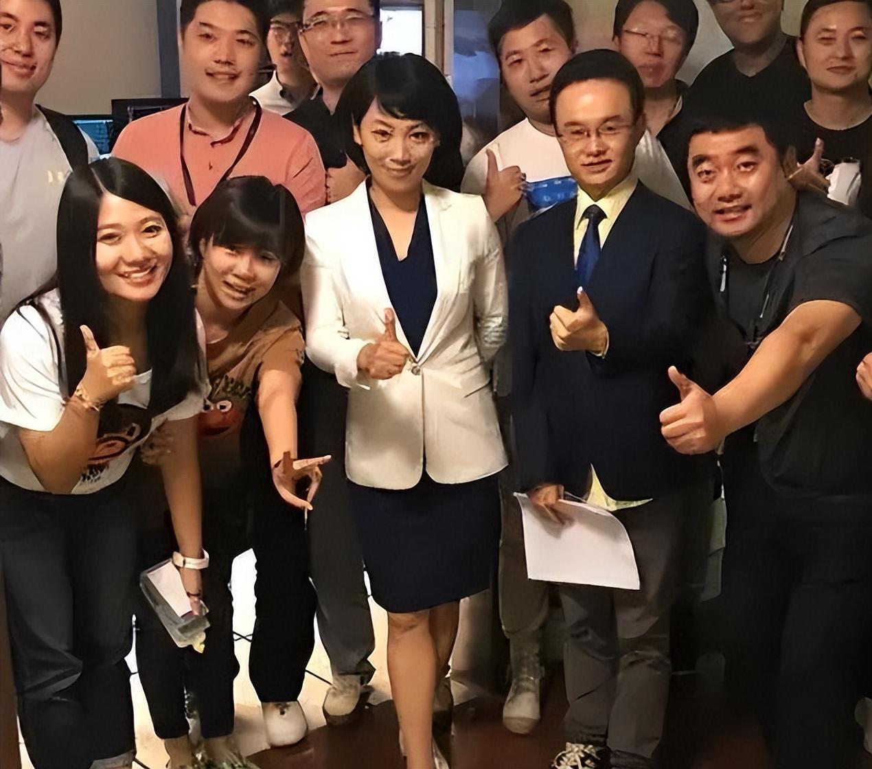 回顾主持人劳春燕和丈夫婚后分居多年孕期还在主持她过得幸福吗