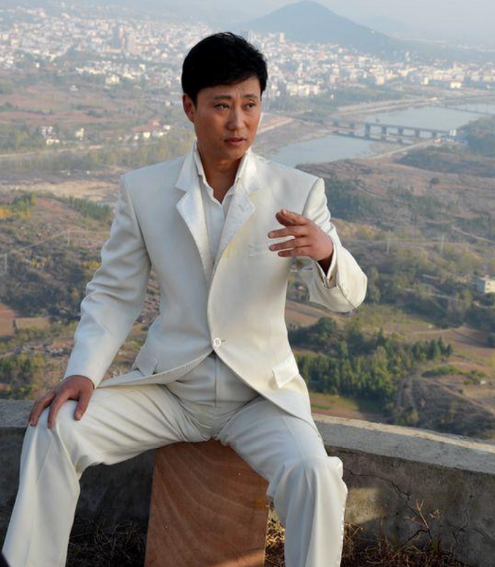 回顾耿为华宠妻15年却被抛弃离婚时抱着女儿痛哭今仍单身