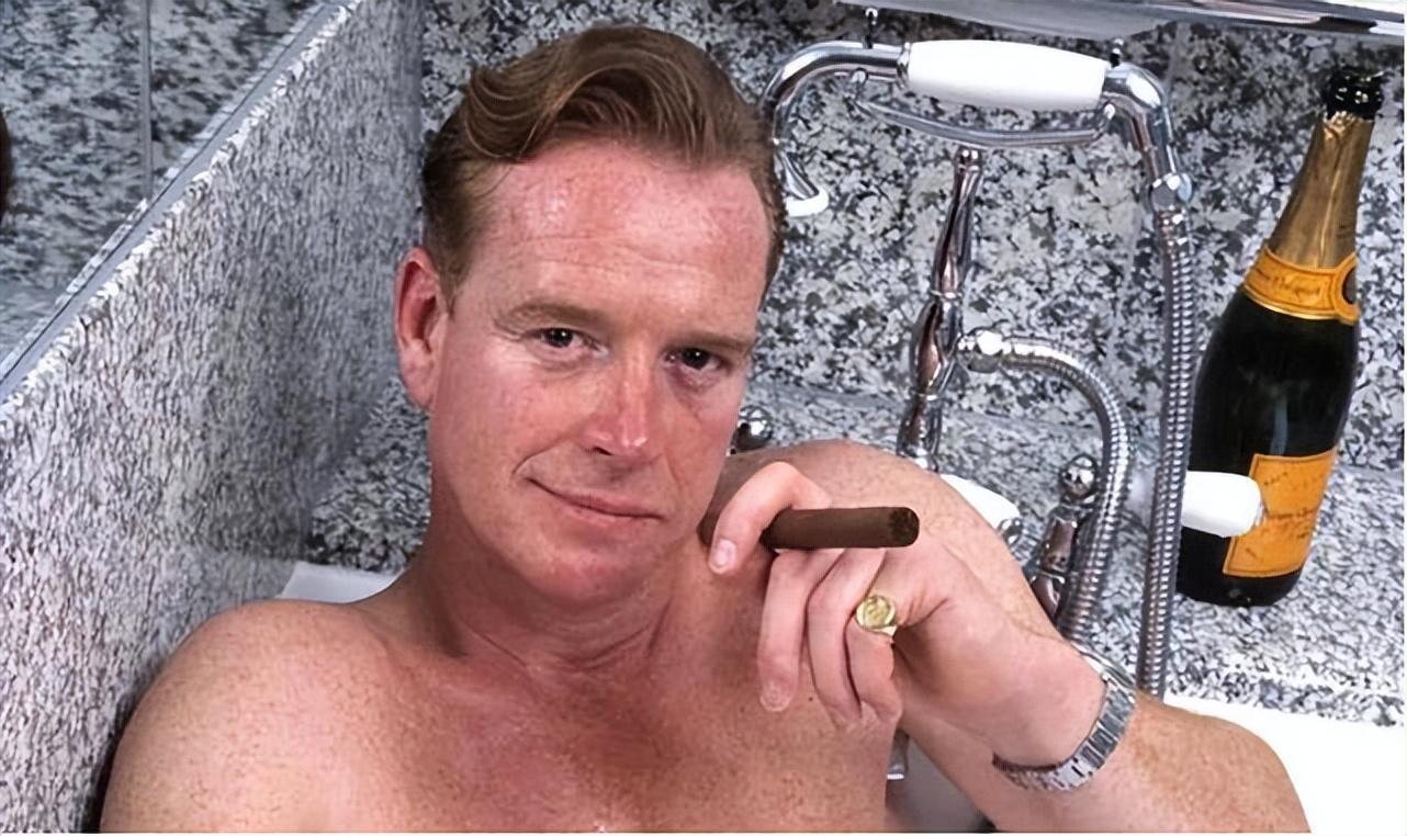 在皇家军事学院深造后,他便加入了皇家骑兵卫队,开启了自己的军旅生涯