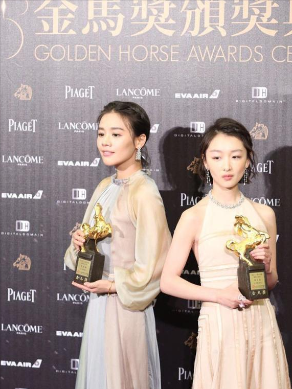 在第57届金马奖的典礼上周冬雨身穿华丽礼服,自信满满的坐在嘉宾席