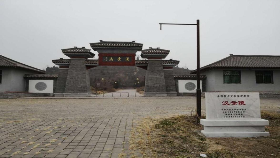 2016年一辆白色越野车经常在晚上出现警方调查后破获盗墓大案