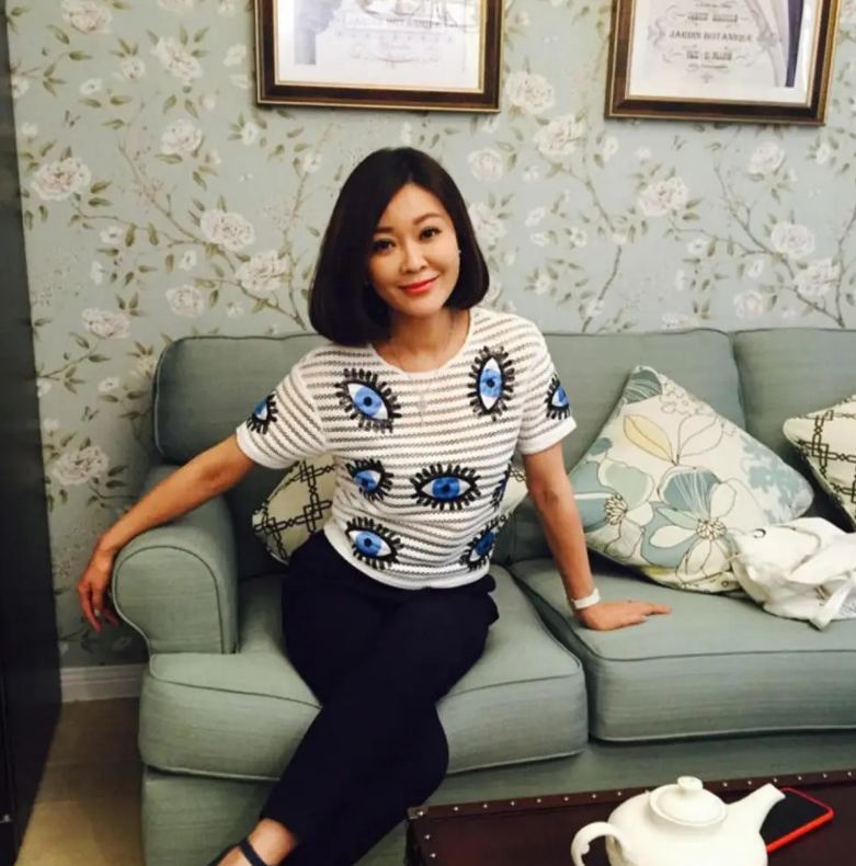 回顾前央视主持王小骞与丈夫丁克婆婆用一妙计让她有了女儿