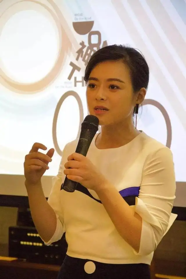 回顾主持人陈辰嫁小2岁歌手余笛高龄产子结婚多年幸福如初