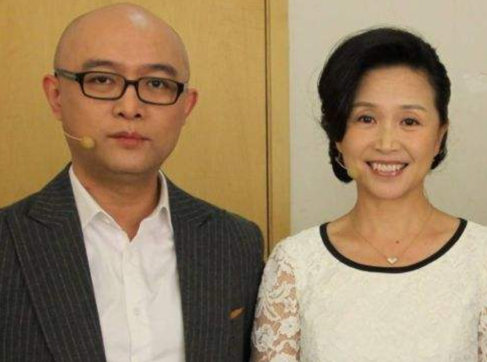 回顾情感导师黄菡倒追初恋结婚后恩爱32年女儿比她还好看