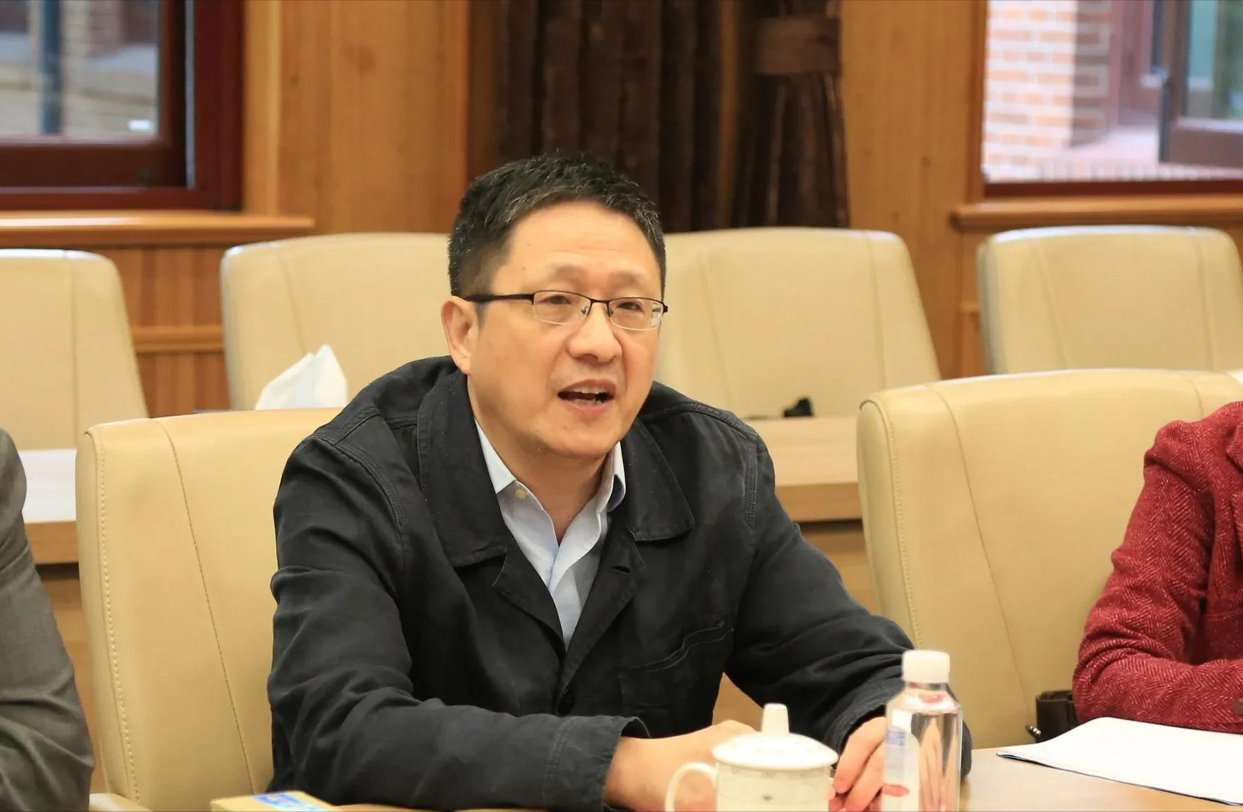 回顾央视主持劳春燕婚后与丈夫分居17年38岁高龄产子图什么