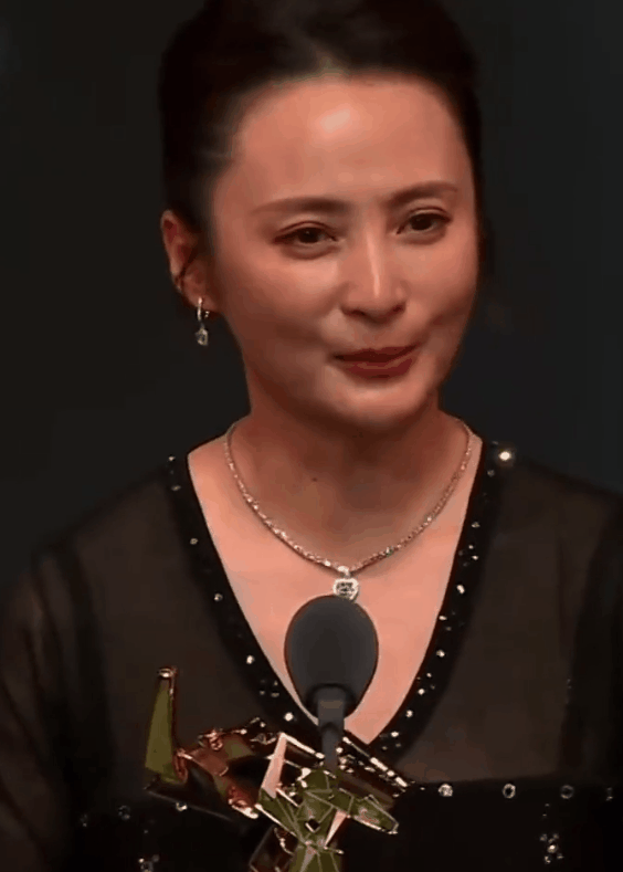电影节红毯脸肿笑容奇怪48岁蒋勤勤给内娱女星上了一课
