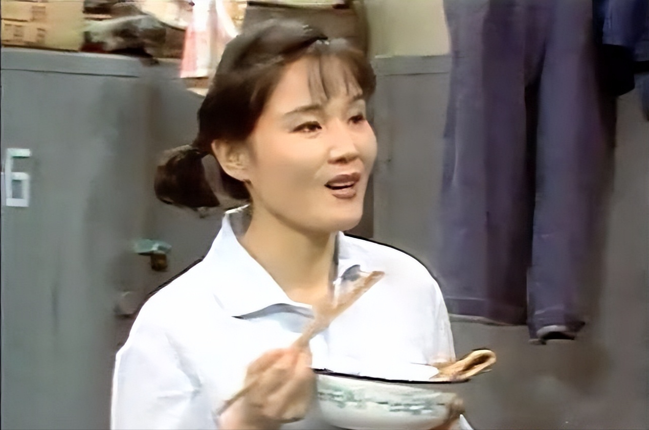 与前夫成为生活中的好友,和演员女儿在演艺圈共同进步,她过的怎么样了