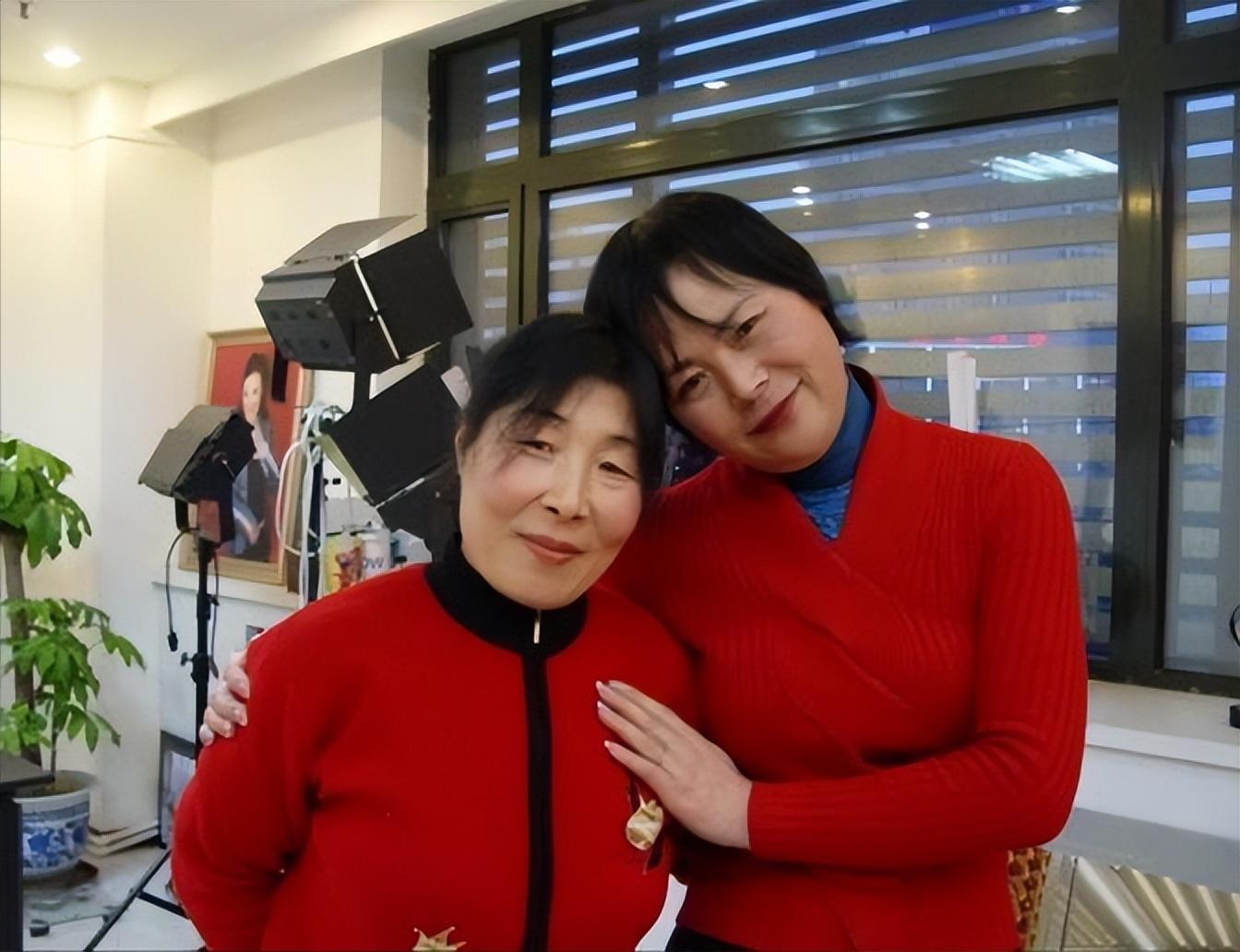 "面对大家对他的恶意的议论和揣测,老陈选择了忍让,因为他知道,现在还