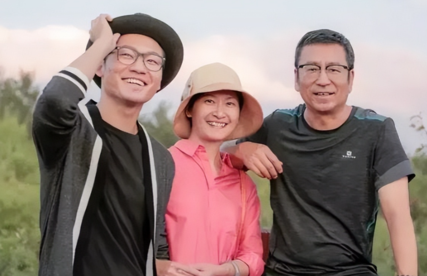 回顾央视主播白岩松与妻子相伴30年被病痛折磨如今成这样