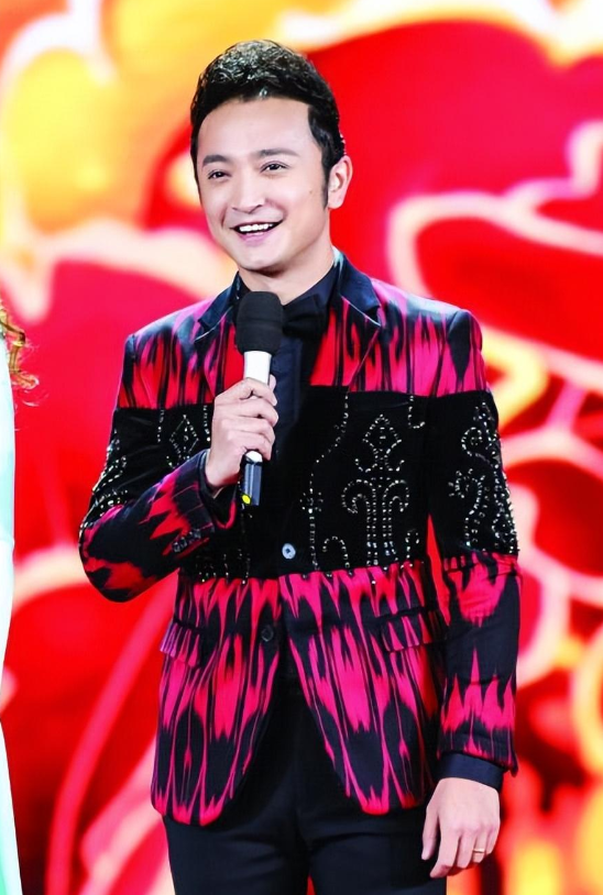 回顾主持人尼格买提23岁进央视30岁娶新疆美女今仍无一儿半女