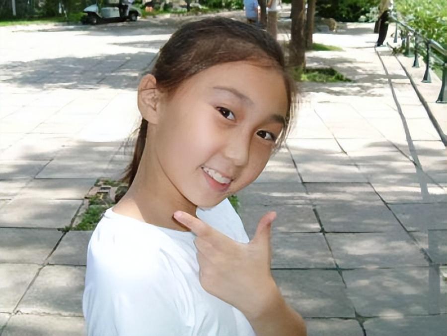 回顾水均益的女儿水亦诗为父母离异落泪将小继母当闺蜜