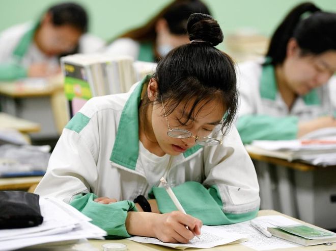 2024年高考多少分可以上二本学校?老师说出真实答案,至少这个数