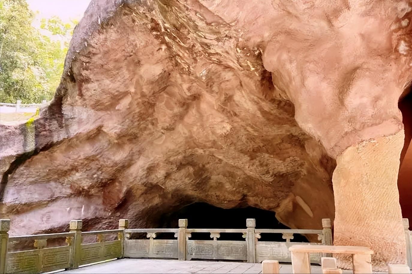 1992年浙江村民钓37斤大鱼怀疑水下有怪抽干潭水后现千年宫殿