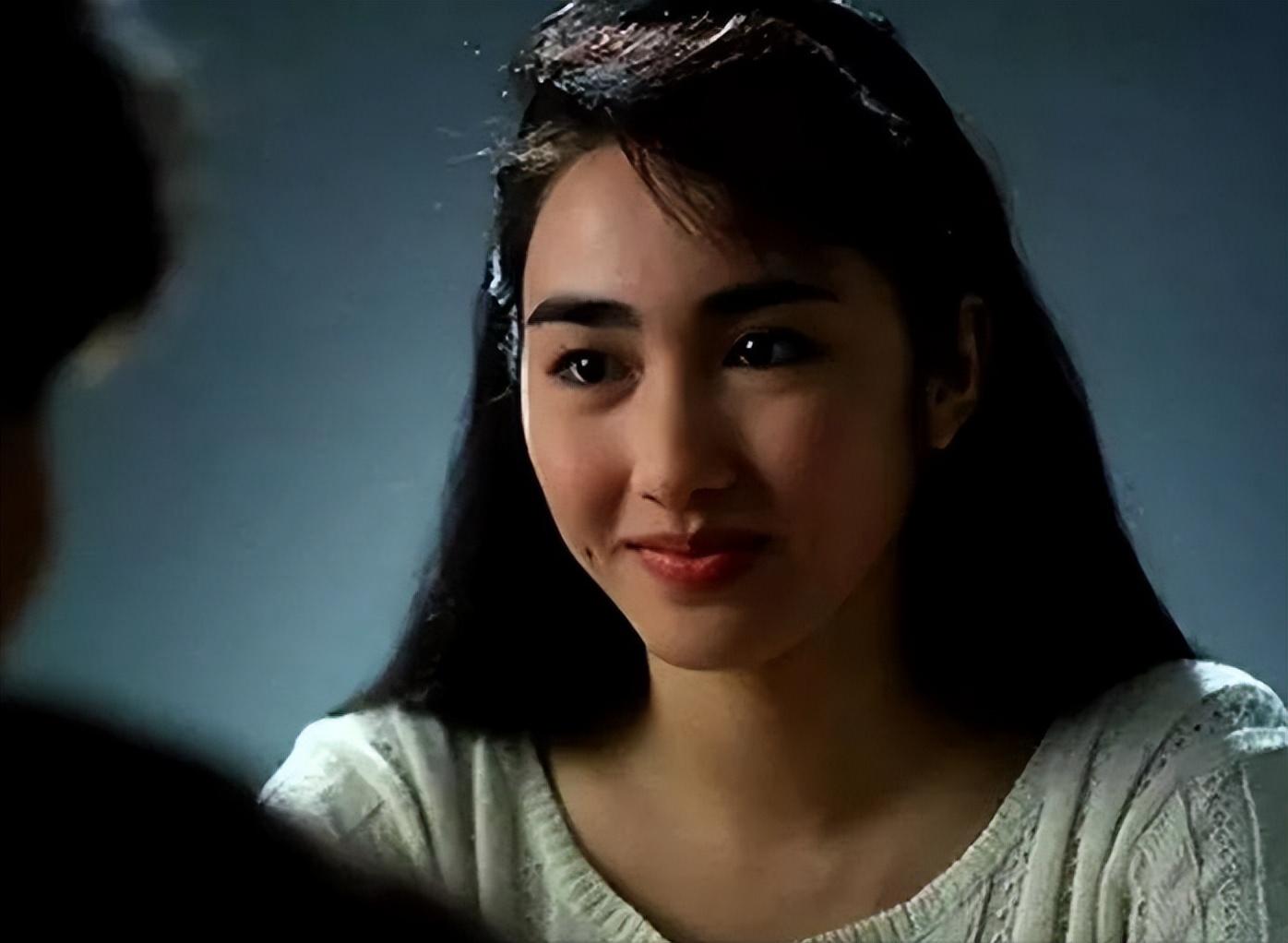 回顾黎姿嫁给大15岁的残疾丈夫生下三个女儿现婚姻状况如何