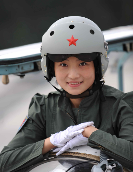 回顾歼10女飞行员余旭:30岁意外牺牲,36万群众手捧菊花送别