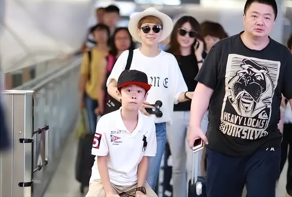 由于海清的爆红,她也成了黄磊众多优秀学生当中的一个,后来更是多次被