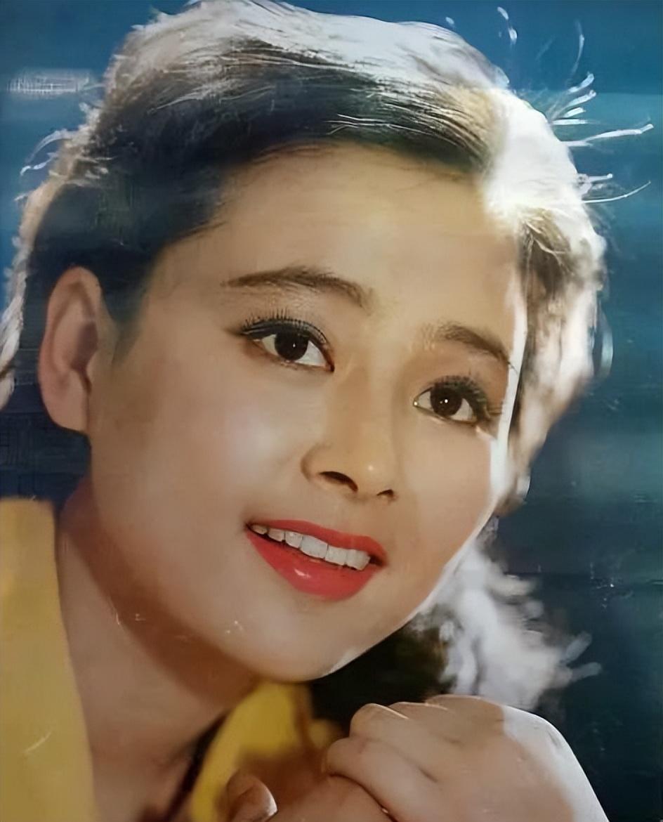 张瑜1957年出生在上海,母亲在当地很是漂亮,父亲更是一表人才,他们在